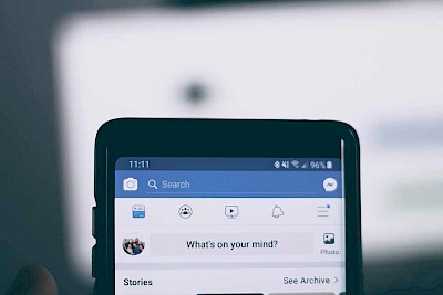 Facebookfeed auf Smartphone