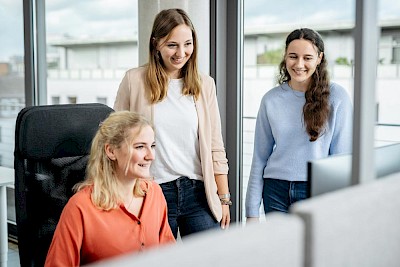 Mitarbeiterinnen von DREIKON vor einem PC zur Veranschaulichung von lizenzfreien Bilddatenbanken