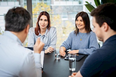 Mitarbeiterbesprechung Dreikon zur Veranschaulichung der SEO Agentur