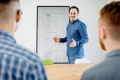 Timo Wormuth während einer Präsentation zur Veranschaulichung der Leistungen der Shopware-SEO-Agentur