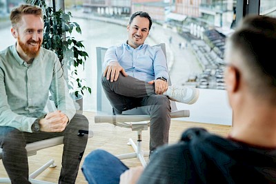Matthias Kampmann im Gespräch mit den anderen beiden Geschäftsführern von DREIKON