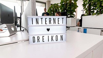 Internet loves DREIKON Leuchttafel