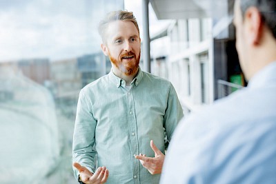 Niko Hülsmeier im Gespräch zur Veranschaulichung der Messbarkeit von E-Mail Marketing Maßnahmen