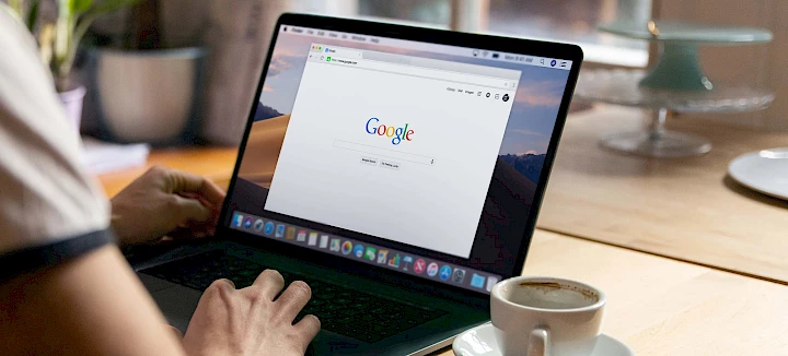 Google geöffnet auf Laptopbildschirm zur Veranschaulichung des Google Premium Partner 2023