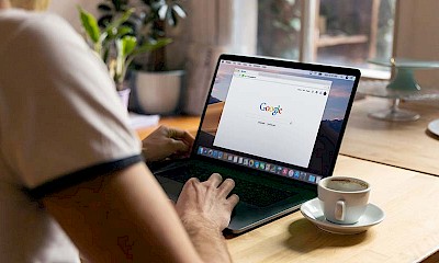 Google geöffnet auf Laptopbildschirm zur Veranschaulichung des Google Premium Partner 2023