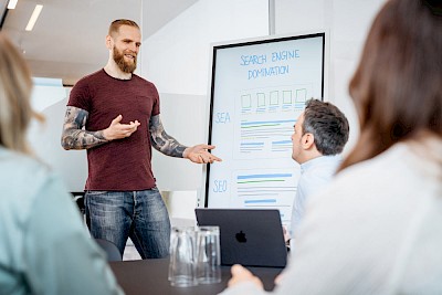 Performance Max Campaign Agency Workshop - Marketingexpert presenteert strategieën voor Performance Max, Search Engine Domination