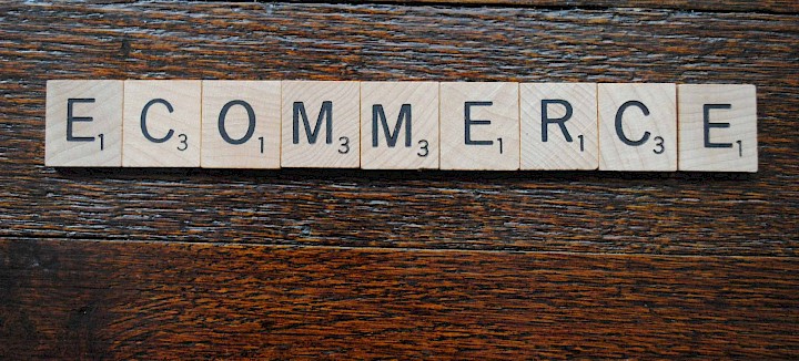 Scrabble Buchstaben zur Veranschaulichung der Fragestellung "Was ist E Commerce?"