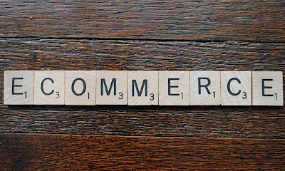 Scrubble Buchstaben zur Veranschaulichung der Fragestellung "Was ist E Commerce?"