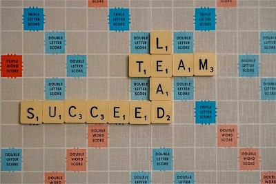 Scrabble zur Veranschaulichung des Teamworks bei Leadgenerierung