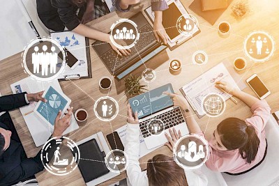 Team-Meeting zur Veranschaulichung der Online- oder Offline-Leadgenerierung